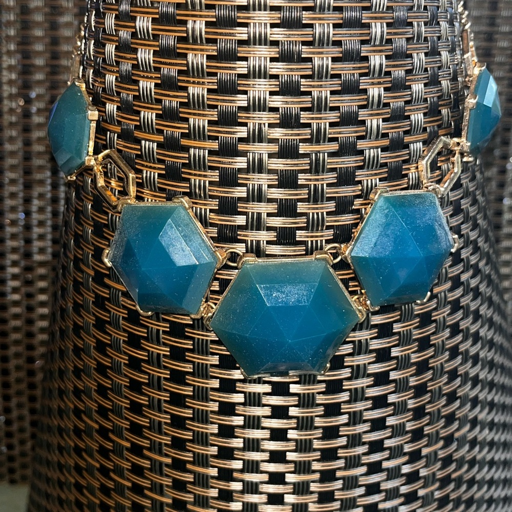 Necklace with faceted, aqua hexagonal stones and gold-tone chain, Adjustable - Picture 7 of 7